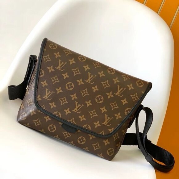 LOUIS VUITTON messenger bag shoulder bag crossbody bag - Picture 1 of 9